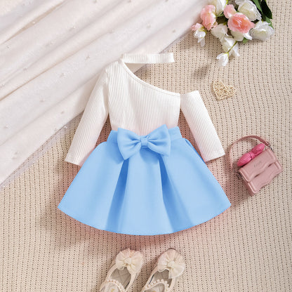 2〜3歳女の子がボウドレスセットを着てポーズをとっている写真
