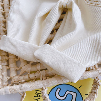 股下スナップ付きベージュベビーパンツの股部分ディテール
