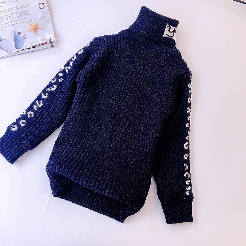 ネイビーの子どもタートルネックニットセーター