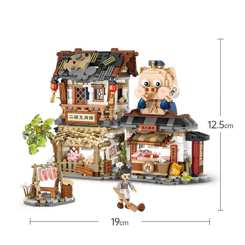古代の市場街をテーマにしたミニブロックセット。木造の二階建て商家、瓦屋根、垂れ幕付きの屋台、豚の巨大フィギュアが屋根に座るユニークなデザイン。店先の食材バスケット、木柵、花飾り、小物類まで精密に再現。和装の人物フィギュア付きで、幅約19cm、高さ約12.5cmの存在感あるビルディングトイ。細部の造形が美しい知育モデル。
