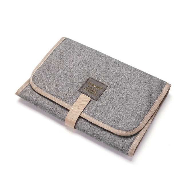 ライトグレーの携帯おむつ替えシート 折りたたみ外観（おむつ替えシート）
