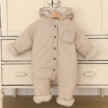 アプリコットカラーの冬用ベビー防寒ロンパース
