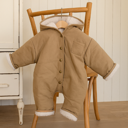 カーキ色の厚手ベビージャンプスーツ
