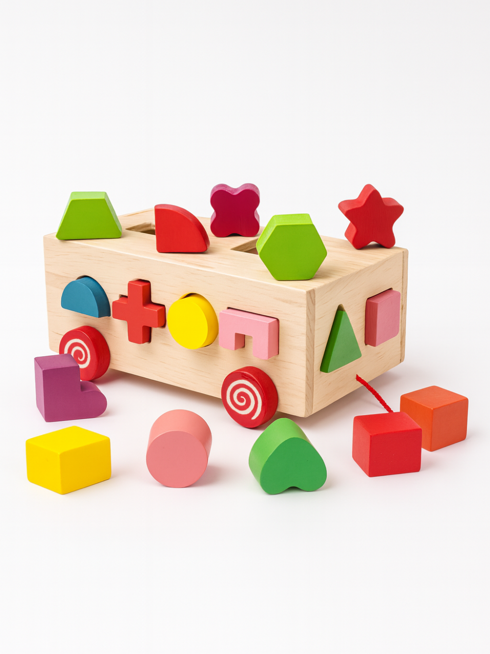 カラフルな木製の型はめプルトイボックスと周りに並んださまざまな形のブロックのおもちゃ
