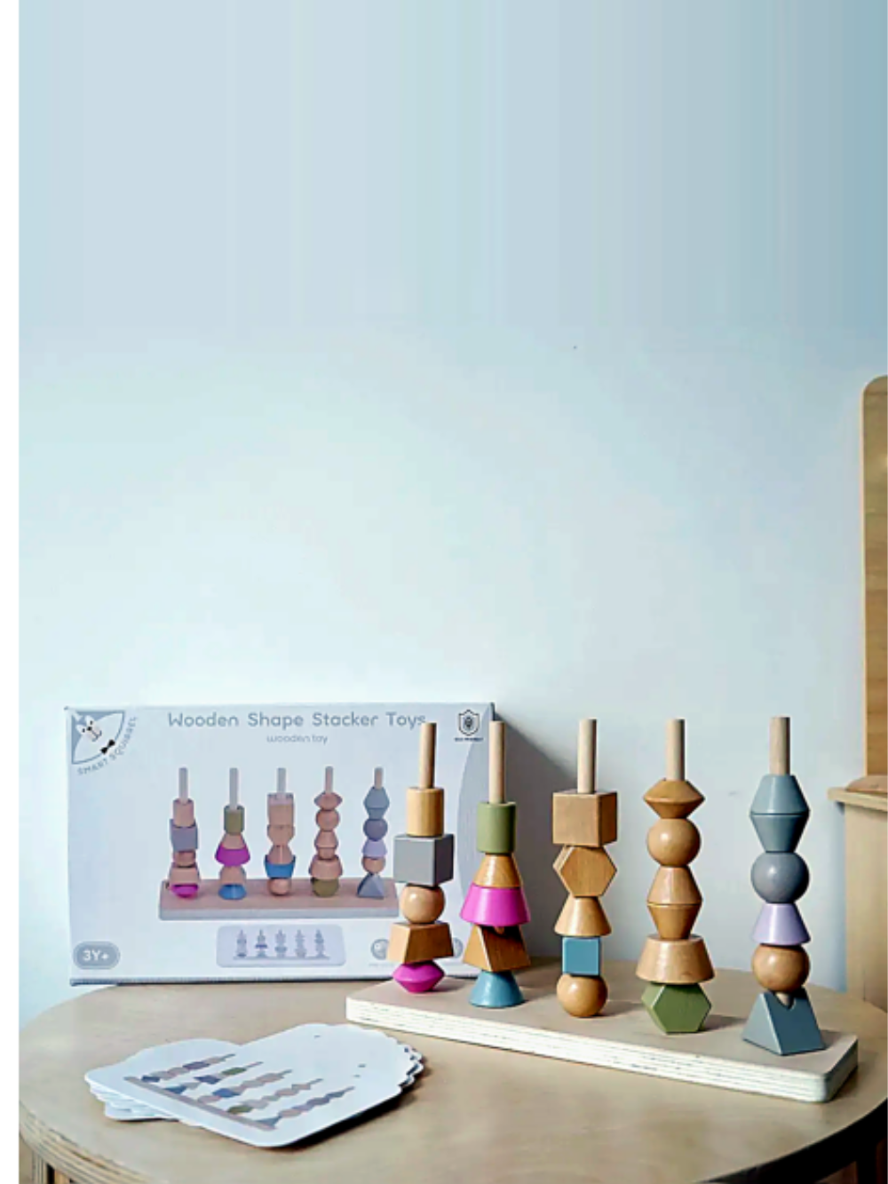 木製幾何学ポールスタッカー 五本柱パズルビーズ 生活シーン 全体
