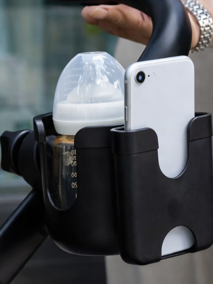 ベビーカーに装着し哺乳瓶とスマホを同時に置ける2in1ホルダー使用例（ベビーカーカップホルダー）

