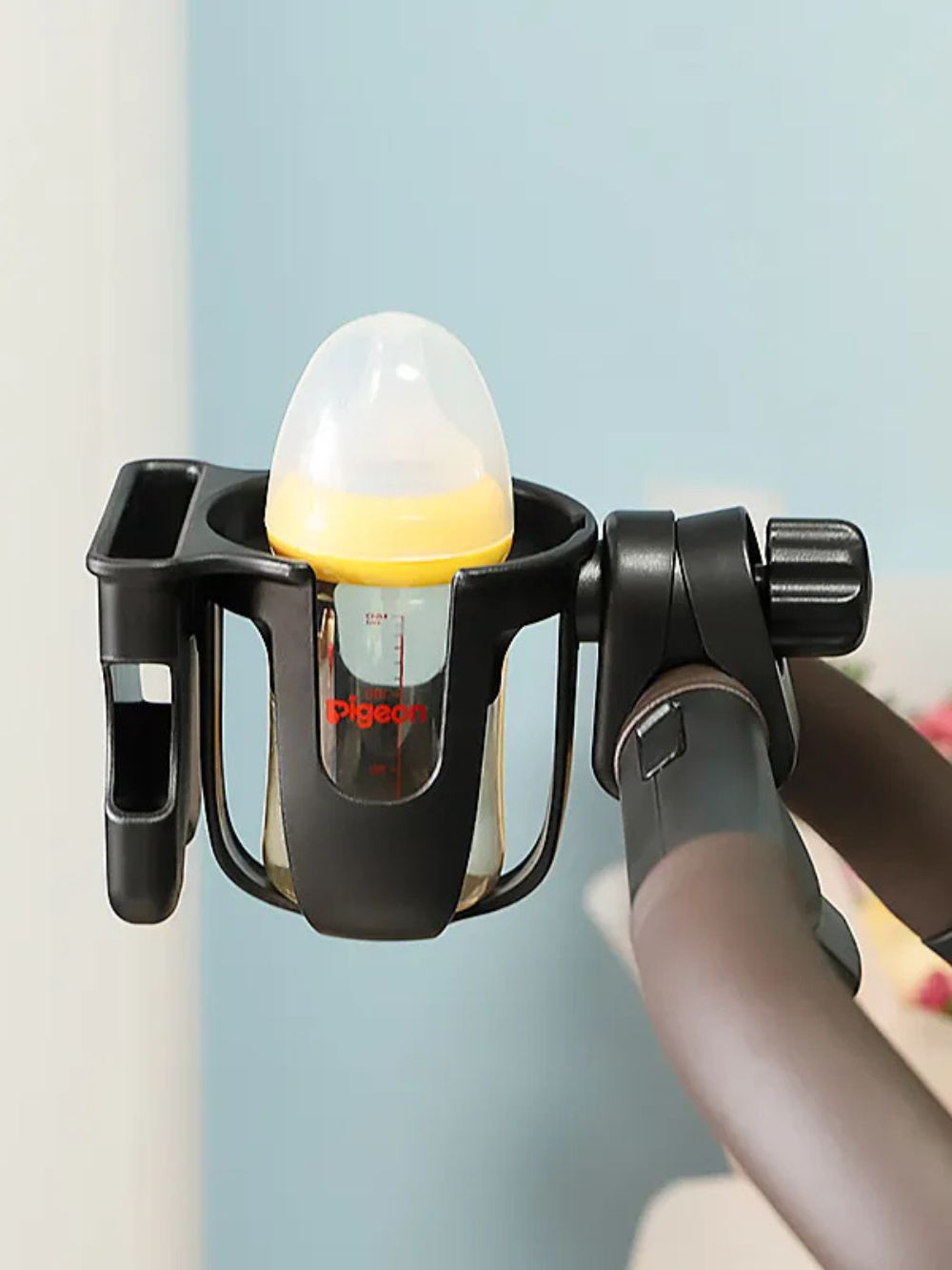 哺乳瓶をセットしたスマホ一体型カップホルダー装着イメージ（ベビーカー用カップホルダー）
