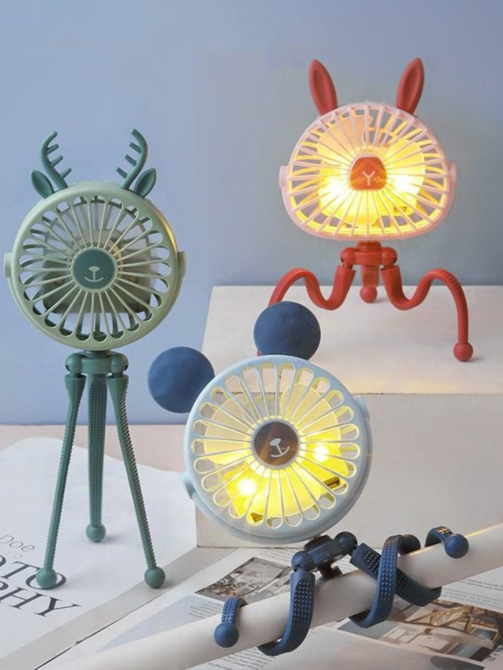 LEDライト点灯のミニ扇風機を並べたイメージ（クリップ式ベビーカー扇風機・ベビーカーファン）

