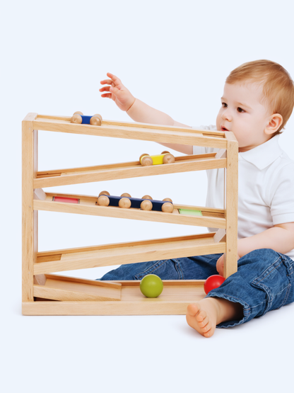 赤ちゃんが木製ローリングボールスライダーでボールと車を動かして遊ぶ使用シーン
