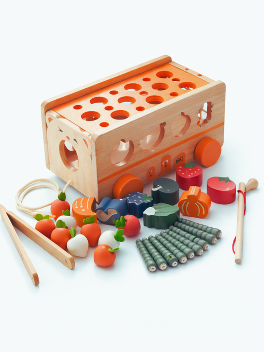 木製フィーディングトロリー本体とトングや野菜パーツを並べたセット全体の白背景写真
