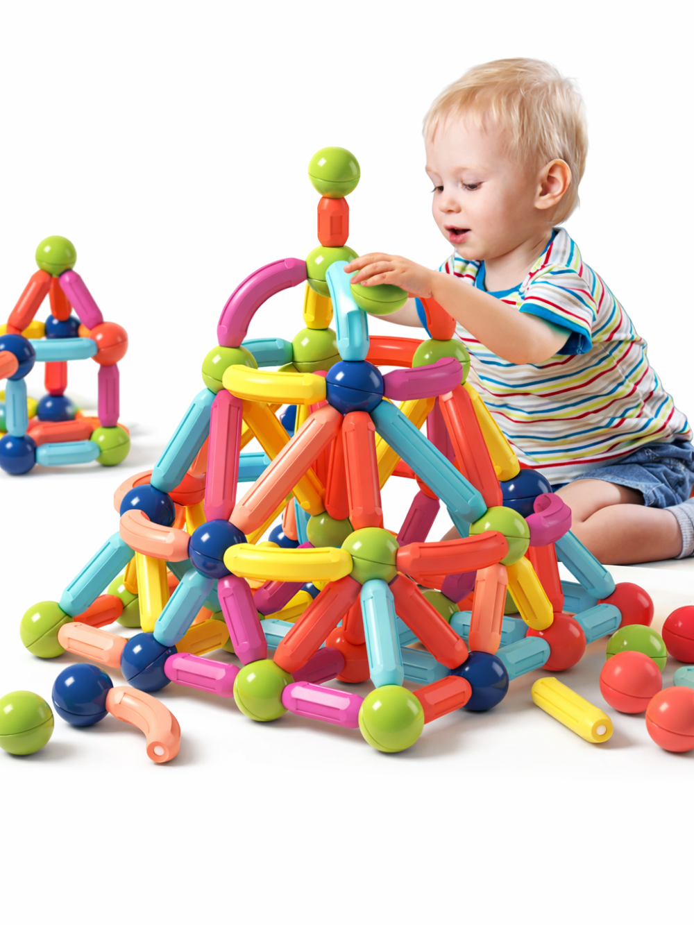 子どもが磁石ロッドブロックで立体を組み立てるシーン
