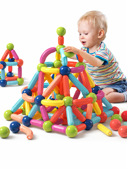 子どもが磁石ロッドブロックで立体を組み立てるシーン
