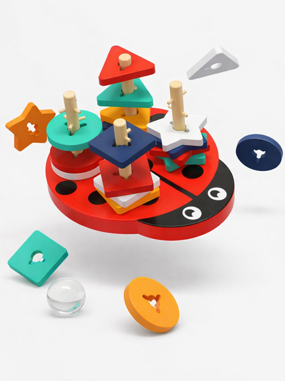 白背景で本体と形プレートが見える てんとう虫モチーフ四本柱形合わせスタッキングパズル 全体
