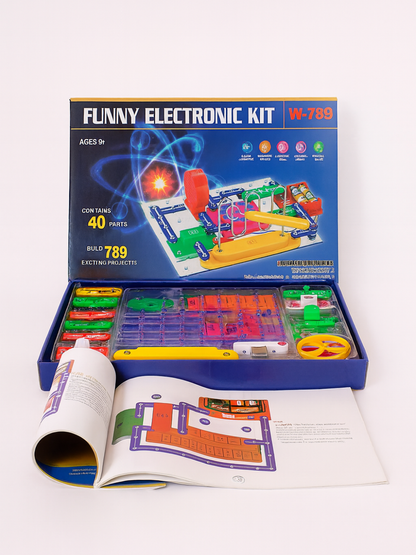 カラフルな電子ブロックと基板がセットになった子ども向け電子回路キット
