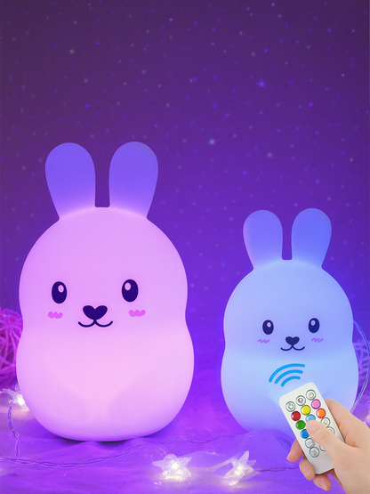 暗い部屋でふんわり光るハッピー表情のうさぎシリコンLEDナイトライト
