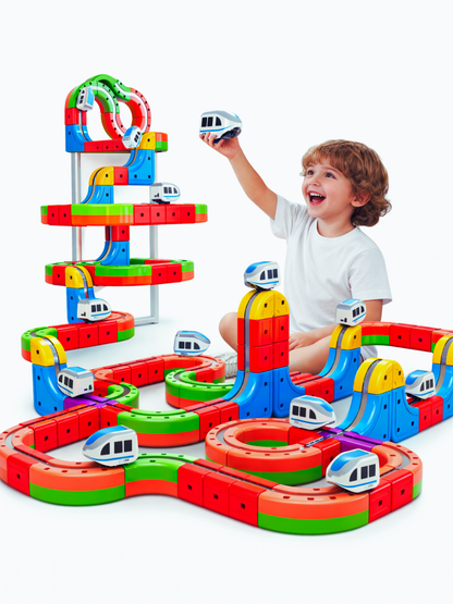 子どもがカラフルなマグネット式レールブロックで遊ぶ様子。立体コースに電動トレインカーを走らせながら、空間認識力と創造力を育む知育おもちゃ。