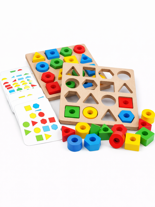 俯瞰で見える木製形合わせボードと課題カードとブロック一式
