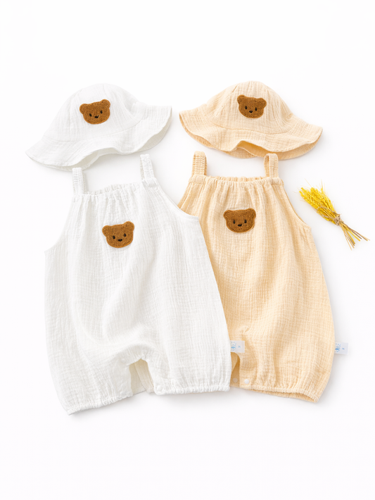 ホワイトとベージュのガーゼサロペットロンパース くまワッペンとフード帽子のセット
