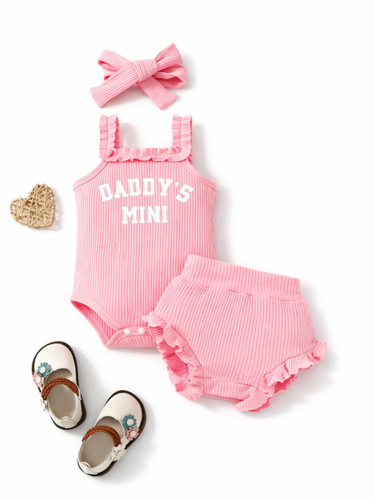 ピンクのフリルショートパンツのシルエットアップ ウエストと裾のフリルデザイン
