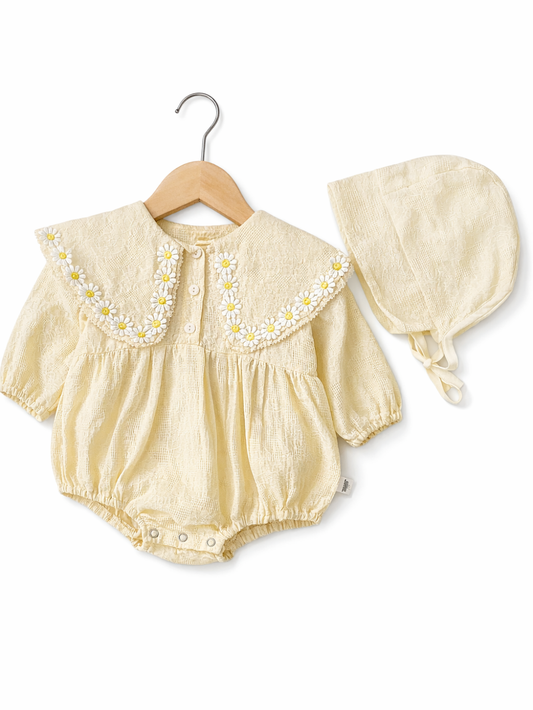 デイジー刺繍のビッグカラーが映える 長袖ベビーロンパースとボンネット セット

