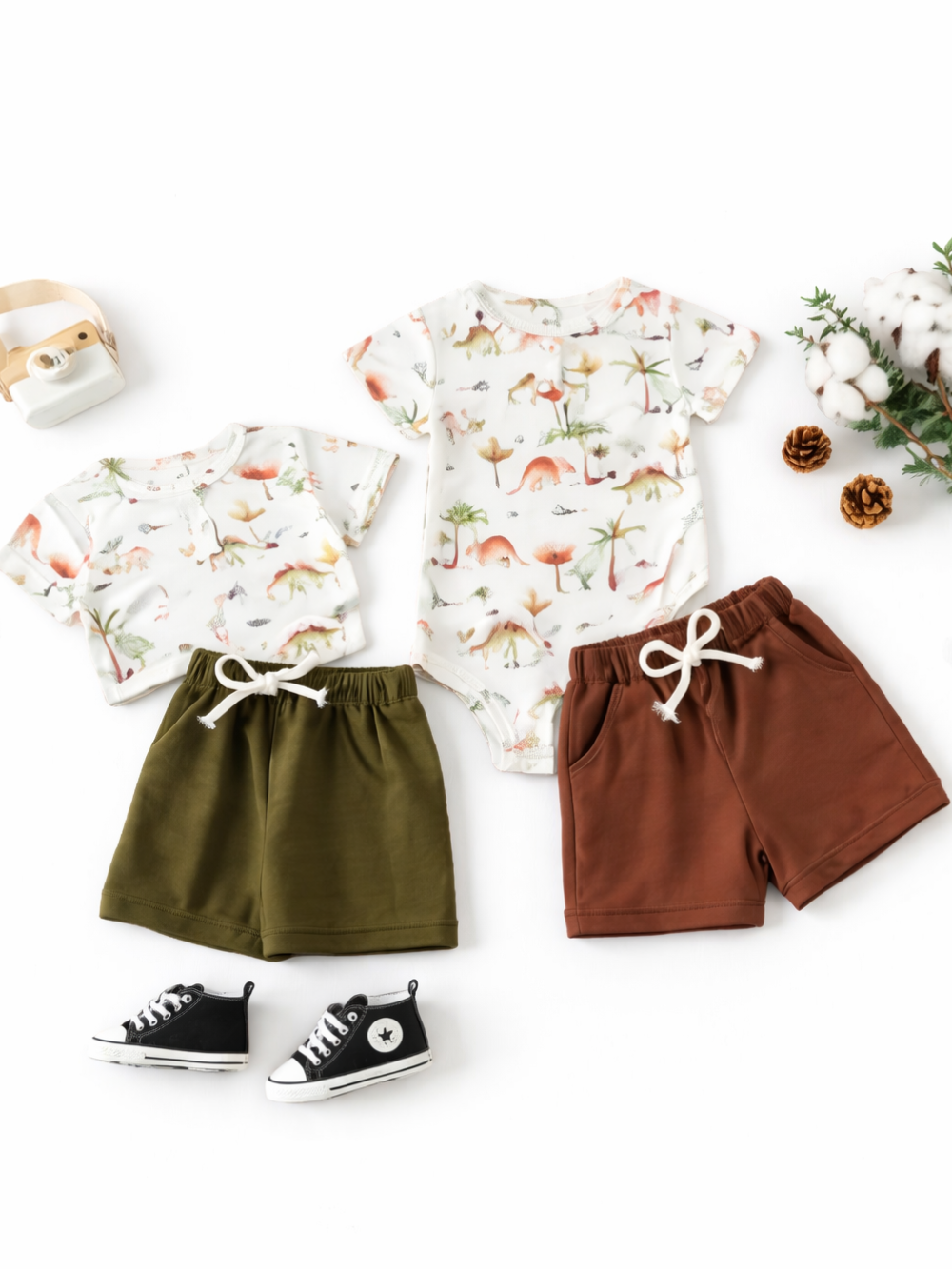 動物カートゥーン柄のベビー半袖ロンパースとショートパンツの上下セット（2色展開）

