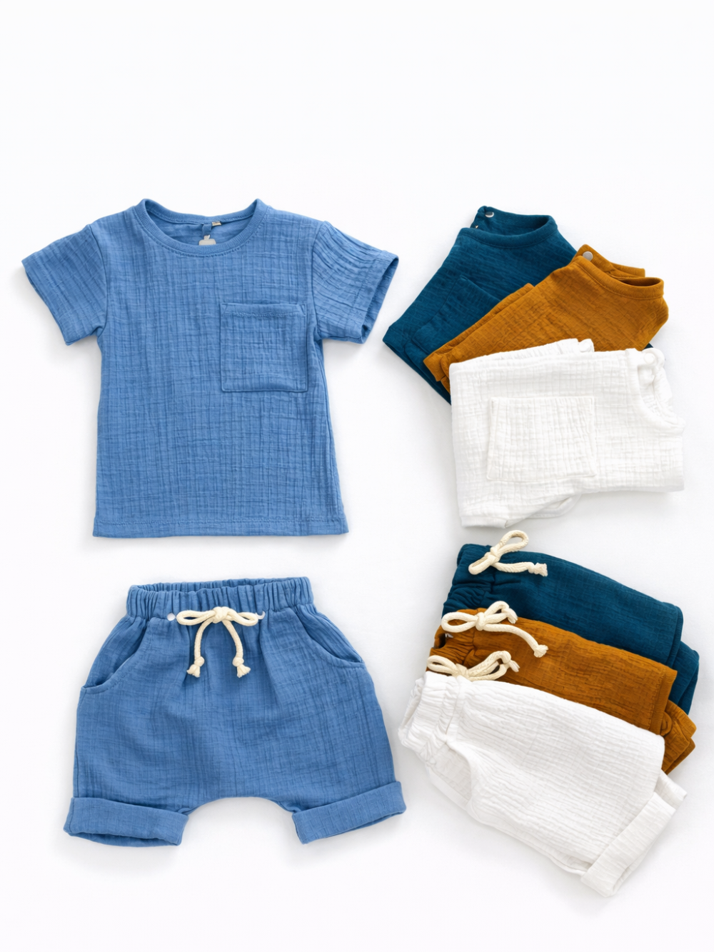 ブルーのコットン半袖トップスとショートパンツのベビー上下セット
