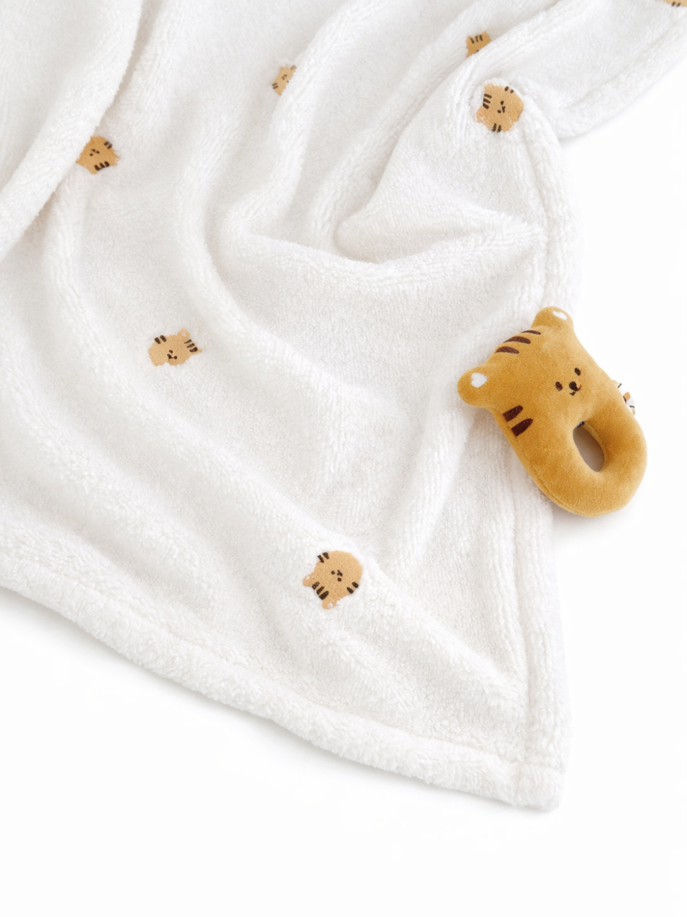 「ポリエステル フランネル ベビーブランケット 刺繍と縁のアップ（ベビーブランケット）」
