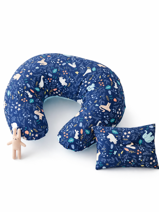 白い背景に、動物と星柄のネイビーのU字型授乳クッションと同柄の小さな枕、横に小さなウサギのぬいぐるみが並んでいる。

