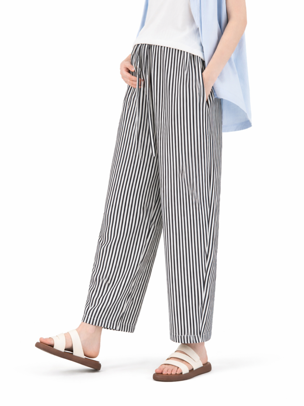 ストライプ柄のマタニティワイドパンツを正面から見た着用イメージ
