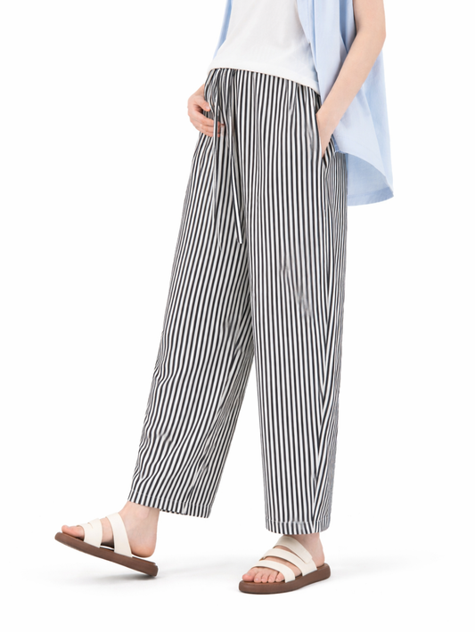 ストライプ柄のマタニティワイドパンツを正面から見た着用イメージ
