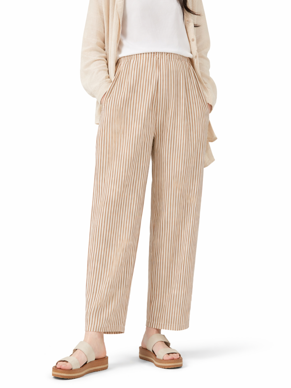 ストライプ柄のマタニティクロップドパンツの単体デザイン

