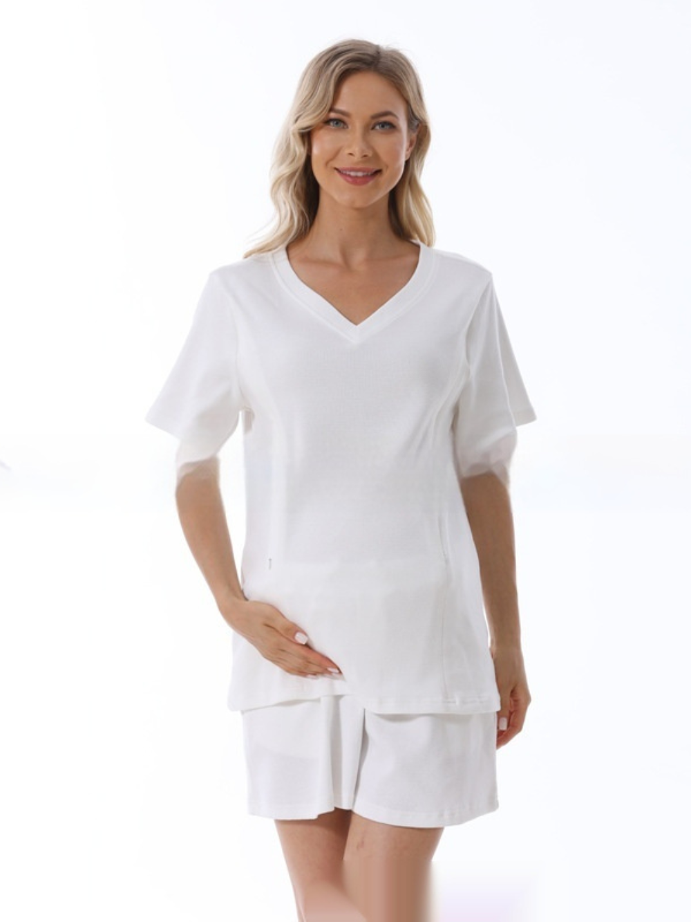 Vネック半袖トップスとショートパンツのマタニティルームウェアセットの着用イメージ
