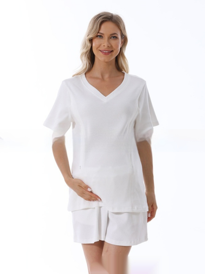 Vネック半袖トップスとショートパンツのマタニティルームウェアセットの着用イメージ
