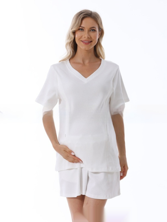Vネック半袖トップスとショートパンツのマタニティルームウェアセットの着用イメージ
