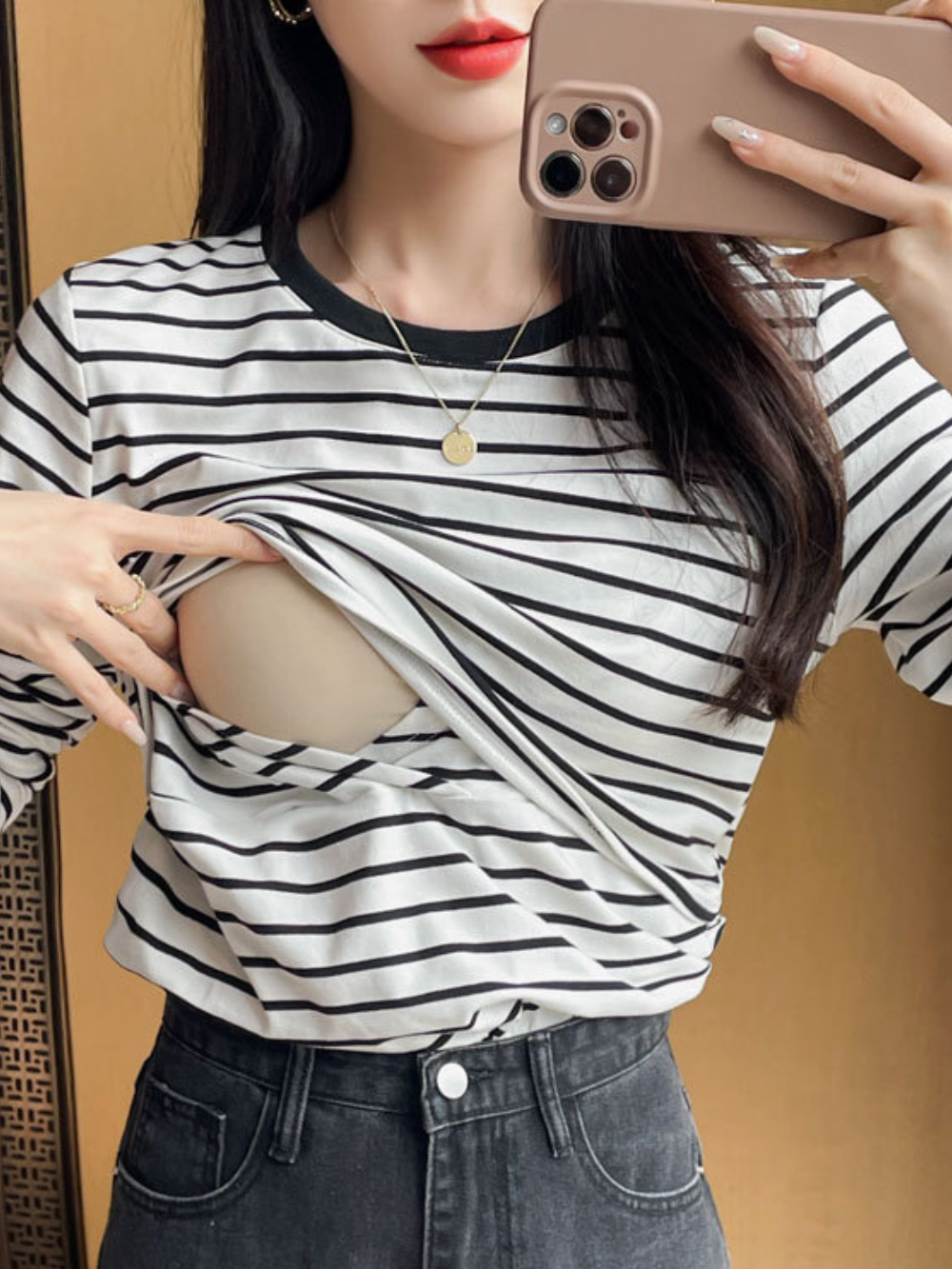 ストライプ柄の授乳口付きトップスの授乳時の開き方が分かるディテールイメージ
