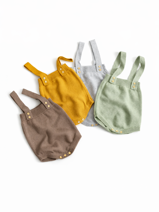 カラーバリエーションがわかる ニットサロペットロンパースのフラットレイ
