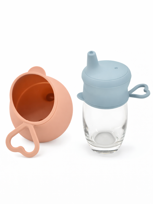 アプリコット色のベビー用シリコンカップフタと装着例（コップフタ・こぼれ防止）
