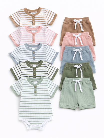 ボーダー柄半袖ボディスーツとショートパンツのセット全体
