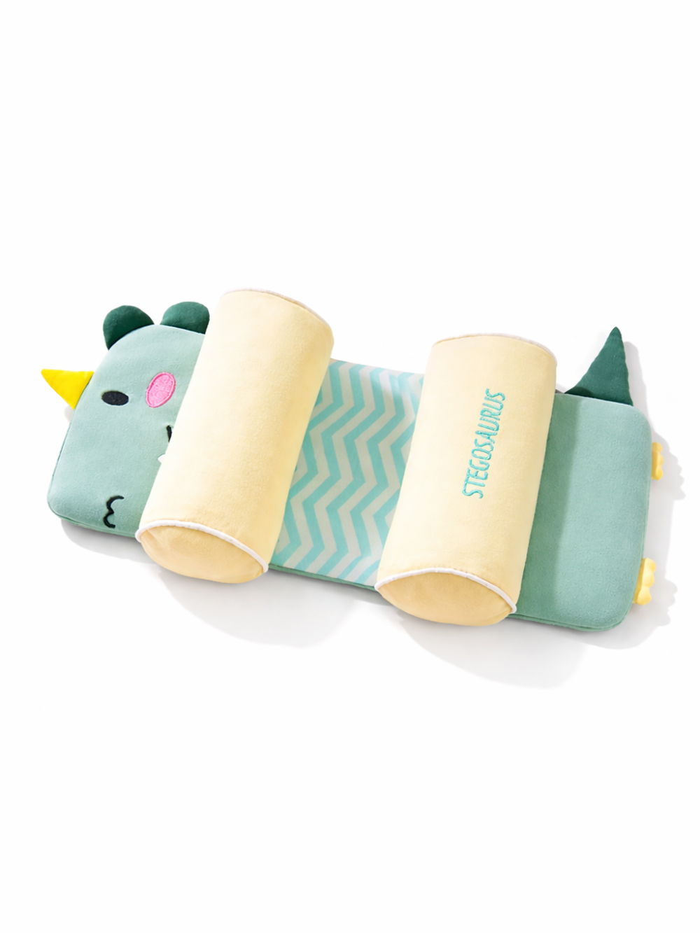 ミントグリーンの恐竜デザインのベビーポジショニングピロー（両側にクリーム色のボルスター付き）が、白い背景に斜め向きで置かれている商品画像。
