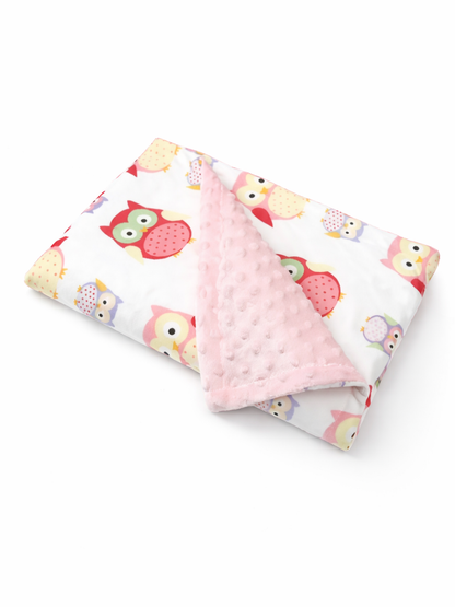 白背景に、フクロウ柄の表地とピンクの凹凸ミンキー裏地が見えるように折り返されたベビーブランケットが斜めに置かれた商品画像。
