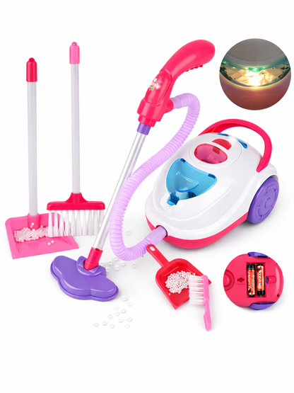 白背景のスタジオ撮影。白×ピンク×パープルの子ども用お掃除おもちゃセット（キャニスター型掃除機、ホース＆ハンドル、フロアノズル、ほうき、ちりとり、ミニブラシ、白いビーズ）が並び、右上にライト点灯部の拡大、右下に電池ボックスの拡大画像が入っている。
