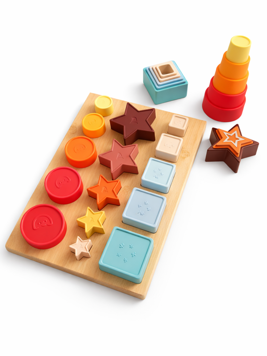 白背景のスタジオ撮影。木製の型はめボードに、赤〜黄の円形ブロック、星形ブロック、ベージュと水色の四角ブロックが並び、右側に星形ブロック、右上にカラフルなスタッキングカップと角型スタックパーツが配置されている。
