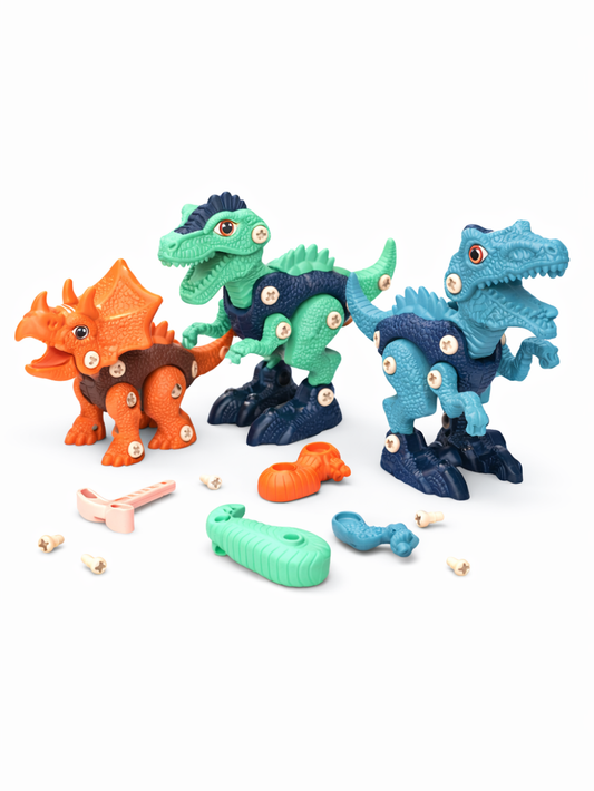 白背景のスタジオ撮影。ネジで組み立てる恐竜おもちゃ3体（オレンジのトリケラトプス、グリーンのティラノサウルス、ブルーのティラノサウルス）が並び、手前に工具パーツとネジ、交換用パーツが散らばっている。
