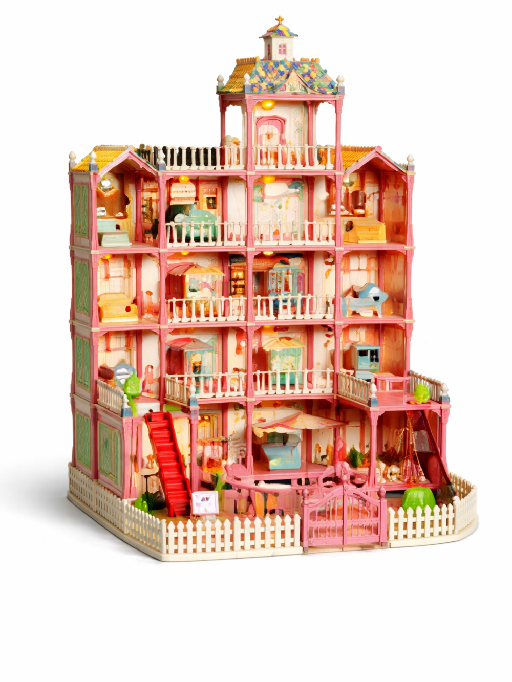 白背景のスタジオ撮影。ピンクを基調とした多層階の大型ドールハウスで、複数の部屋とバルコニー、カラフルな屋根、赤い階段、白いフェンス付きの庭が一体になったミニチュアハウスが写っている。

