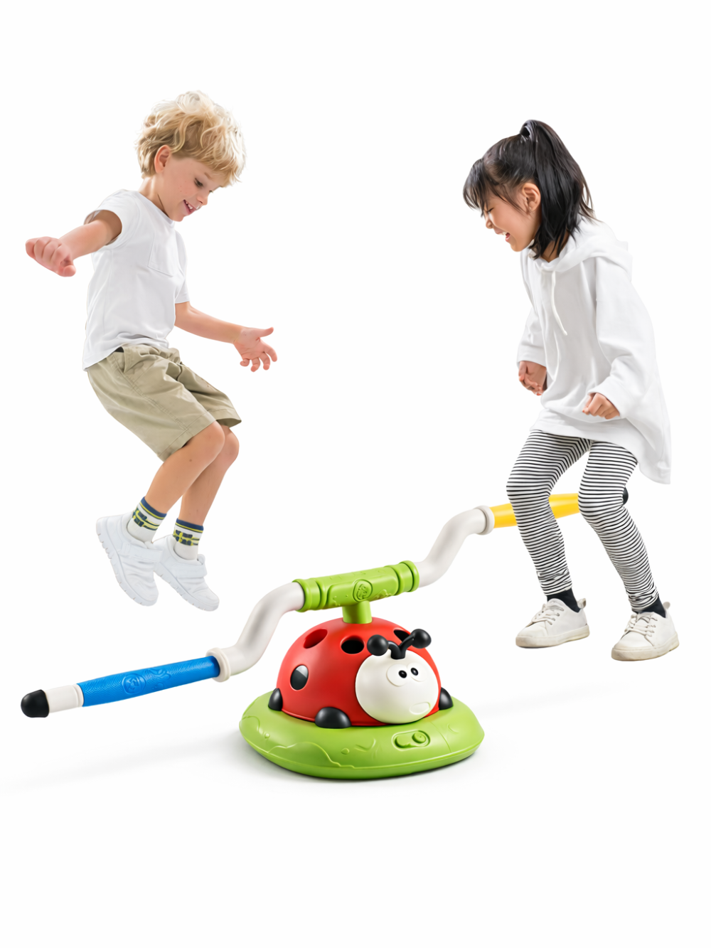 白背景のスタジオで、てんとう虫デザインのジャンプ遊具の周りで2人の子どもが跳びはねて遊んでいる様子（ハンドル付き）
