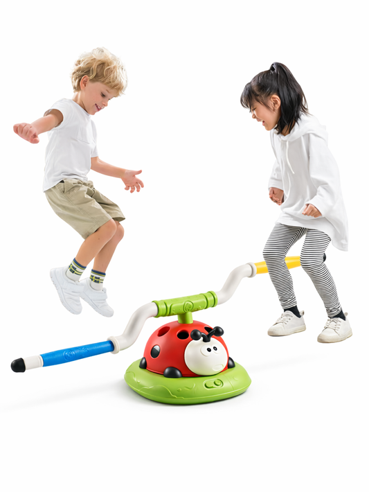 白背景のスタジオで、てんとう虫デザインのジャンプ遊具の周りで2人の子どもが跳びはねて遊んでいる様子（ハンドル付き）
