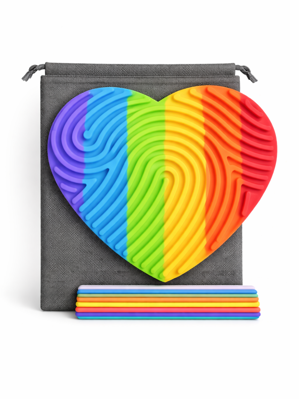 白背景のスタジオで撮影された、ハート型のレインボーシリコン感覚ボード（溝付き）と、グレーの収納袋、カラフルなシリコンスティックのセット
