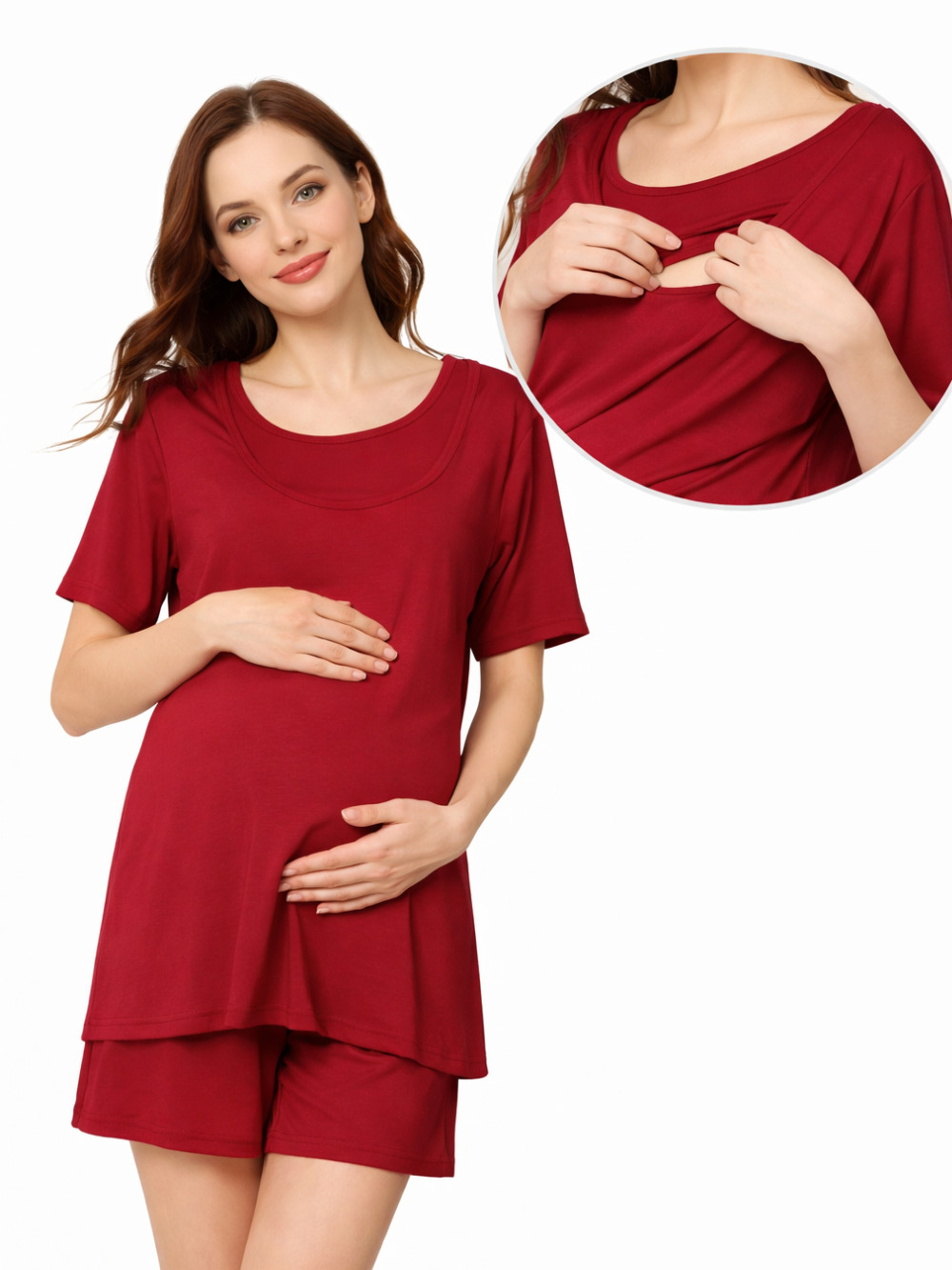 白背景のスタジオで撮影された、ワインレッドの授乳対応ルームウェア（半袖トップス＋ショートパンツ）を着た妊婦モデル。右上の丸い拡大写真で、トップスの授乳口（内側レイヤー）をめくって機能を見せている。
