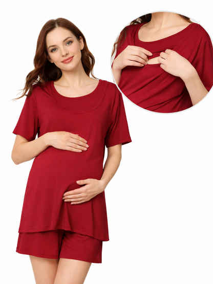白背景のスタジオで撮影された、ワインレッドの授乳対応ルームウェア（半袖トップス＋ショートパンツ）を着た妊婦モデル。右上の丸い拡大写真で、トップスの授乳口（内側レイヤー）をめくって機能を見せている。
