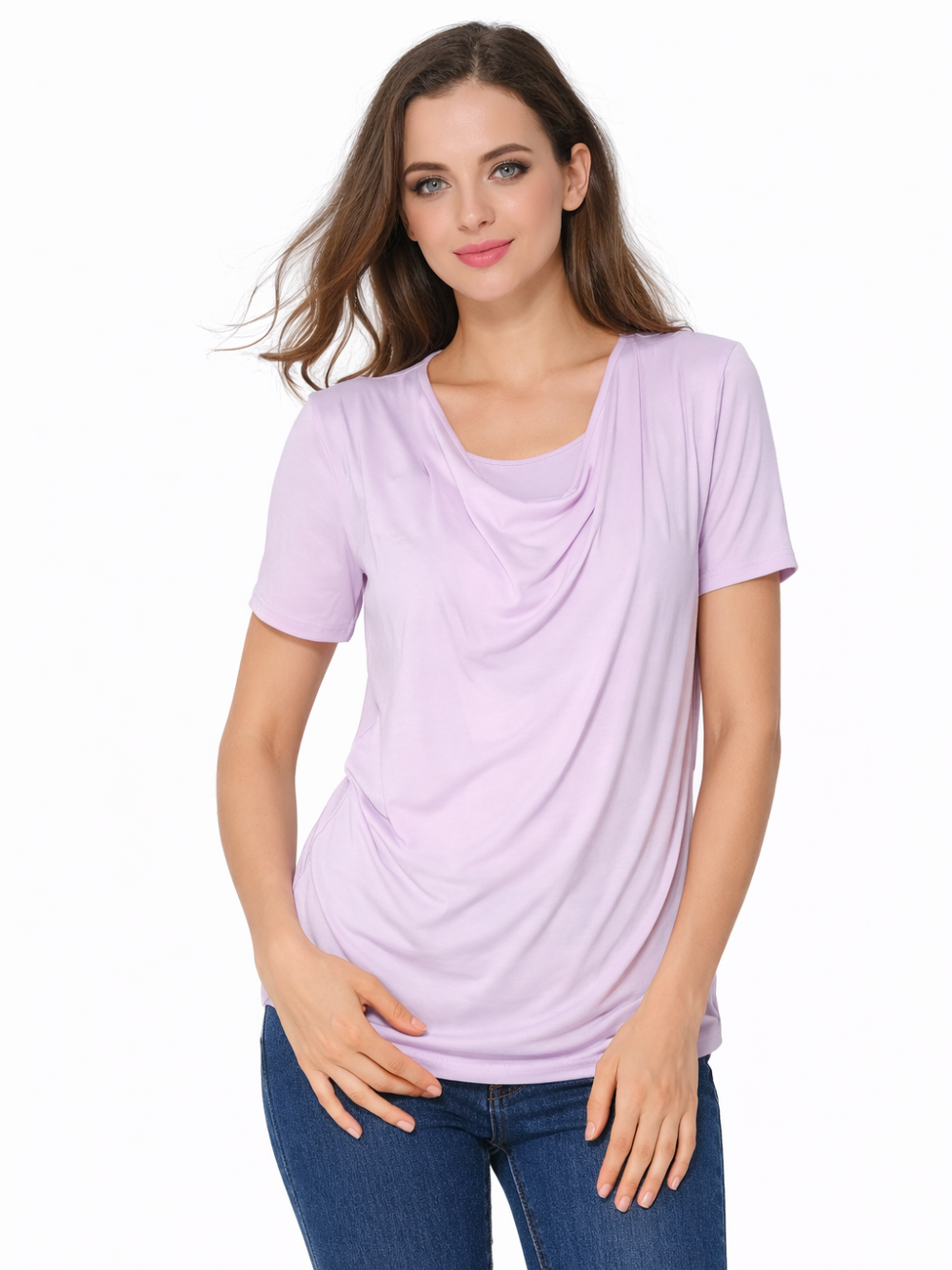 白背景のスタジオで撮影された、淡いラベンダー色のドレープネックTシャツをデニムと合わせたレディース着用イメージ。

